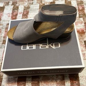 Dansko Taylin Burnished Taupe Suede Sandals, Size 41, Box, Worn once, No trade